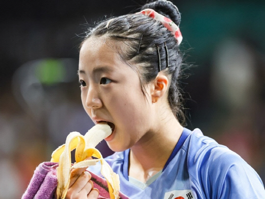 신유빈이 2일(현지시간) 프랑스 파리 사우스 파리 아레나에서 열린 2024 파리올림픽 탁구 여자 단식 4강 중국 천멍과의 경기에 앞서 바나나를 먹고 있다.<연합뉴스>